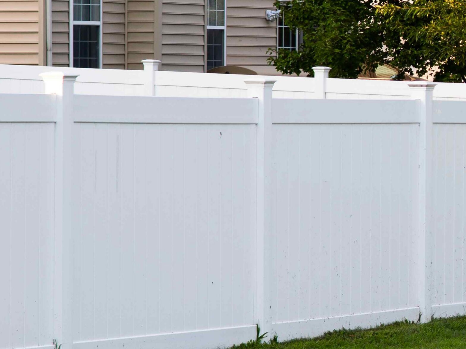 Photo of a Whatcom County vinyl fence