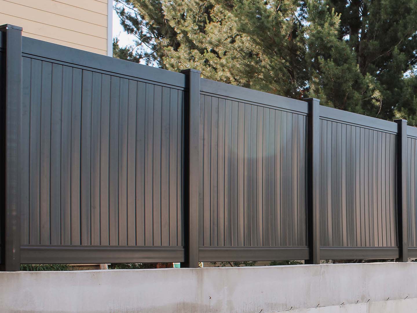 Vinyl fence options in the Everett, Washington area.